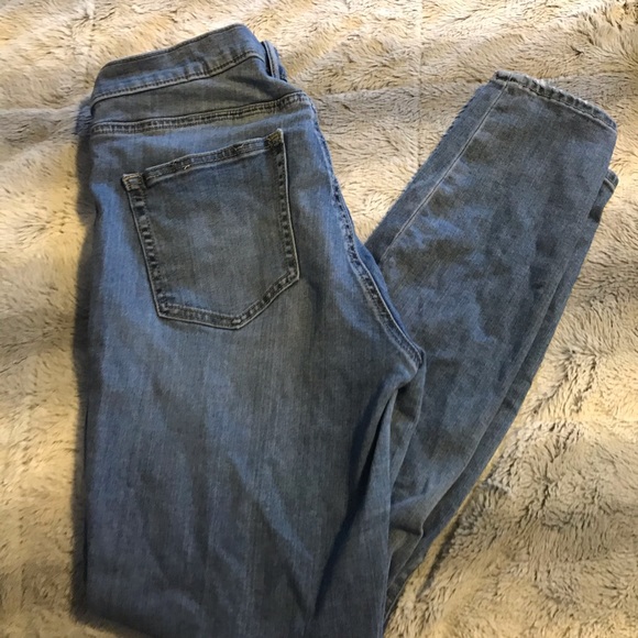 Gap Low-rised Skinny Jeans - Picture 2 of 3
